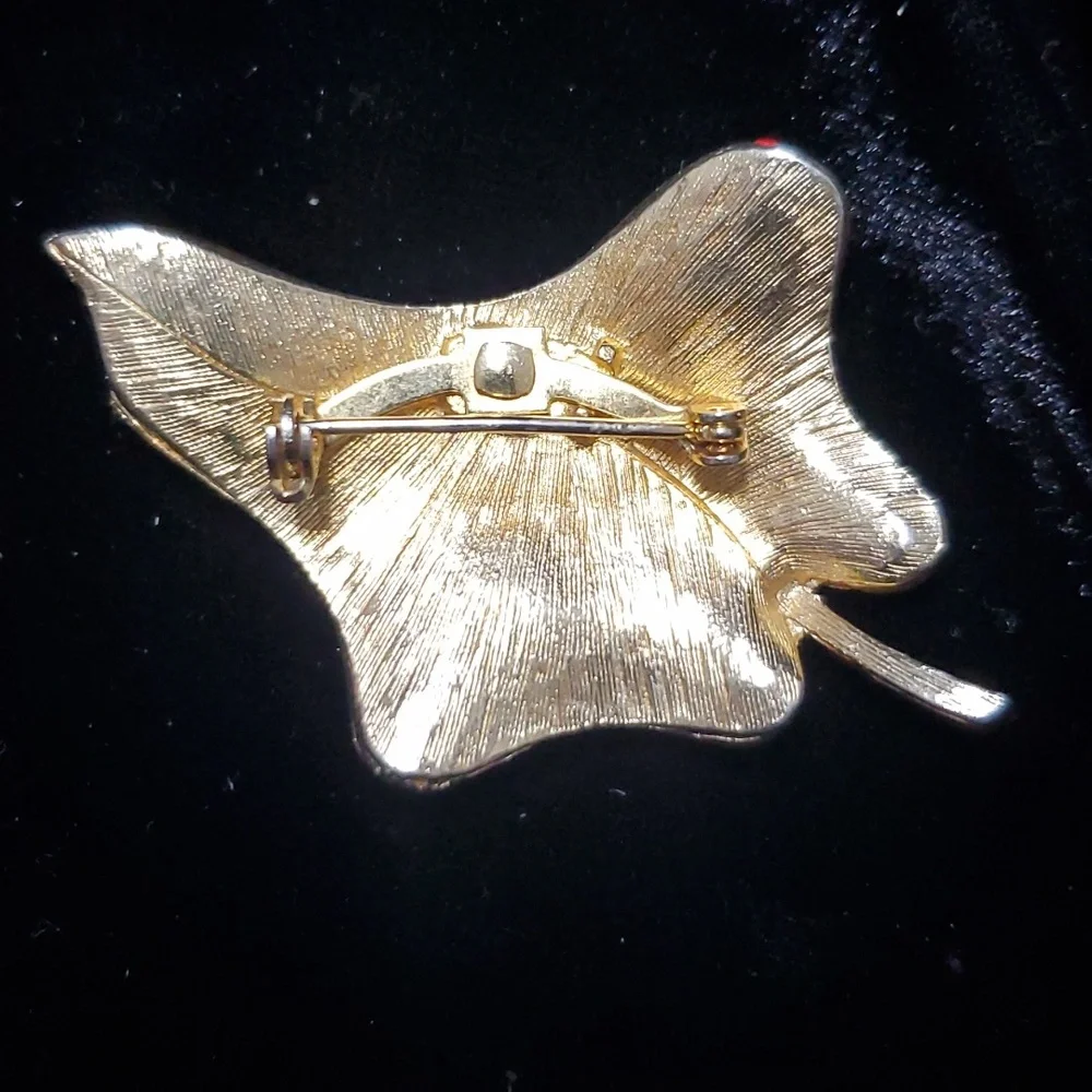 Retro red and gold Enamel leaf brooch. - Picture 2 of 5
